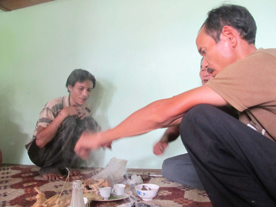 Trong lễ trừ tà cho Hồ Văn Lang. Ảnh: Nam Cường