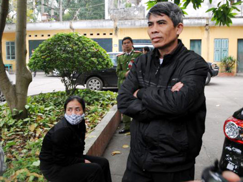 Từ sáng sớm rất đông các chiến sỹ công an, lực lượng bảo vệ có mặt để chuẩn bị an minh cho phiên tòa. Các phóng viên đã tới tòa từ rất sớm để chuẩn bị tác nghiệp, đưa tin. Luật sư Huỳnh - người bảo vệ lợi ích cho gia đình bị hại. Trong khi gia đình bị hại phẫn nộ, đau đớn... ... thì người nhà bị cáo Luyện lo lắng "ẩn" vào chỗ khuất. Ba bị cáo được áp tải tới tòa án và được hộ tống bởi khoảng gấn 300 chiến sĩ cảnh sát. Bị cáo Lê Văn Mến (bố của Lê Văn Luyện) bước vào tòa Khi thấy Lê Văn Luyện, người nhà cháu Bích đã xô tới kêu khóc, la ó đòi công bằng khiến lực lượng công an buộc phải áp tải cả ba bị cáo ra phòng Kiểm sát viên để bảo vệ. Lê Văn Luyện mặc quần bò áo sơ mi, khuôn mặt trắng trẻo gầy hơn lần xét xử sơ thẩm ngồi lặng thinh đợi phiên tòa bắt đầu. Lê Văn Luyện quay sang nhìn bố không nói được câu nào. Lê Văn Luyện lí nhí khai nhận toàn bộ quá trình gây án giết người, cướp vàng tại tiệm vàng Ngọc Bích Bị cáo Lê Văn Miên cho rằng vì quá thương con và hiểu biết pháp luật "nông cạn" nên mới bao che tội cho con mình. Tòan cảnh phiên tòa. Phiên tòa buổi sáng kết thúc, thấy gia đình bị hại quá bức xúc, rất nhiều cảnh sát vây quanh các bị cáo nhằm tránh xảy ra xô xát. Các bị cáo được áp tải lên xe trở về nơi giam giữ chuẩn bị cho phiên xử buổi chiều. Các bị cáo được tháo còng sau khi được dẫn giải tới phiên tòa Các bị cáo ngồi lặng lẽ trong vồng vây của lựng lượng bảo vệ trong khi gia đình người bị hại la ó. Lê Văn Luyện ngáp ngắn ngáp dài không cần lấy tay che... Và nắm chặt đôi tay đã cướp đi ba mạng người khi nghe gia đình bị hại và các luật sư tranh luận. Ông Trịnh Văn Tín - ông nội cháu Bích nêu những nghi vấn chưa sáng tỏ trong vụ án. Lê Văn Luyện lí nhí khi được nói lời cuối: "Bị cáo xin lỗi toàn xã hội và xin lỗi gia đình nạn nhân. Bị cáo mong được tòa giảm án cho mình và người thân” Các bị cáo cúi đầu nghe tòa tuyên án. Từ sáng sớm rất đông các chiến sỹ công an, lực lượng bảo vệ có mặt để chuẩn bị an minh cho phiên tòa. Các phóng viên đã tới tòa từ rất sớm để chuẩn bị tác nghiệp, đưa tin. Luật sư Huỳnh - người bảo vệ lợi ích cho gia đình bị hại. Trong khi gia đình bị hại phẫn nộ, đau đớn... ... thì người nhà bị cáo Luyện lo lắng "ẩn" vào chỗ khuất. Ba bị cáo được áp tải tới tòa án và được hộ tống bởi khoảng gấn 300 chiến sĩ cảnh sát. Bị cáo Lê Văn Mến (bố của Lê Văn Luyện) bước vào tòa Khi thấy Lê Văn Luyện, người nhà cháu Bích đã xô tới kêu khóc, la ó đòi công bằng khiến lực lượng công an buộc phải áp tải cả ba bị cáo ra phòng Kiểm sát viên để bảo vệ. Lê Văn Luyện mặc quần bò áo sơ mi, khuôn mặt trắng trẻo gầy hơn lần xét xử sơ thẩm ngồi lặng thinh đợi phiên tòa bắt đầu. Lê Văn Luyện quay sang nhìn bố không nói được câu nào. Lê Văn Luyện lí nhí khai nhận toàn bộ quá trình gây án giết người, cướp vàng tại tiệm vàng Ngọc Bích Bị cáo Lê Văn Miên cho rằng vì quá thương con và hiểu biết pháp luật "nông cạn" nên mới bao che tội cho con mình. Tòan cảnh phiên tòa. Phiên tòa buổi sáng kết thúc, thấy gia đình bị hại quá bức xúc, rất nhiều cảnh sát vây quanh các bị cáo nhằm tránh xảy ra xô xát. Các bị cáo được áp tải lên xe trở về nơi giam giữ chuẩn bị cho phiên xử buổi chiều. Các bị cáo được tháo còng sau khi được dẫn giải tới phiên tòa Các bị cáo ngồi lặng lẽ trong vồng vây của lựng lượng bảo vệ trong khi gia đình người bị hại la ó. Lê Văn Luyện ngáp ngắn ngáp dài không cần lấy tay che... Và nắm chặt đôi tay đã cướp đi ba mạng người khi nghe gia đình bị hại và các luật sư tranh luận. Ông Trịnh Văn Tín - ông nội cháu Bích nêu những nghi vấn chưa sáng tỏ trong vụ án. Lê Văn Luyện lí nhí khi được nói lời cuối: "Bị cáo xin lỗi toàn xã hội và xin lỗi gia đình nạn nhân. Bị cáo mong được tòa giảm án cho mình và người thân” Các bị cáo cúi đầu nghe tòa tuyên án.