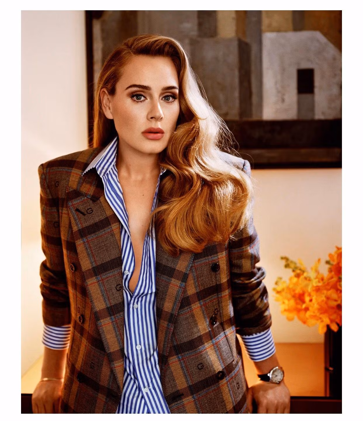 Adele trong trang phục áo blazer Gucci, sơ mi Ralph Lauren và đồng hồ Cartier. Ảnh: Vogue