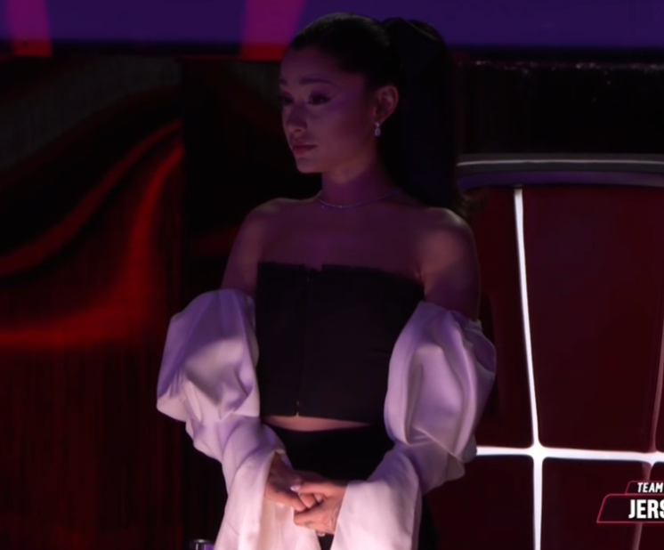 Ariana không kìm được nước mắt trước sự ra về của cặp thí sinh cuối cùng. (Nguồn: Ariana Grande Vietnam)