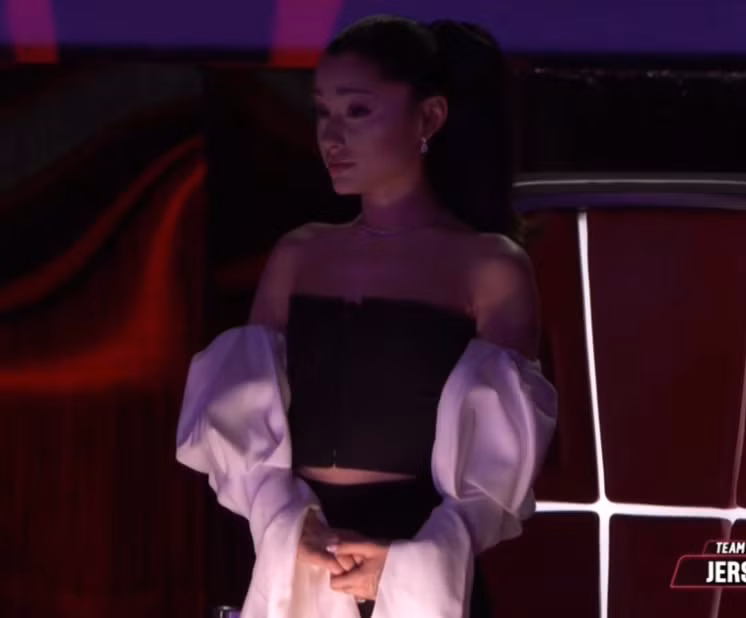 Ariana không kìm được nước mắt trước sự ra về của cặp thí sinh cuối cùng. (Nguồn: Ariana Grande Vietnam)