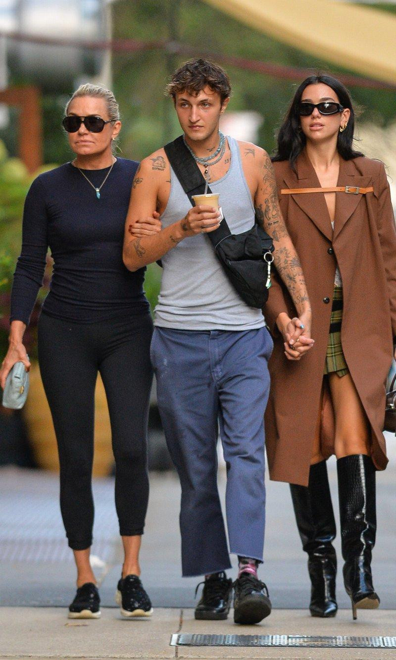 Trước đó không lâu, cặp đôi được bắt gặp ăn trưa cùng mẹ của Anwar tại New York. Trước đó không lâu, cặp đôi được bắt gặp ăn trưa cùng mẹ của Anwar tại New York.