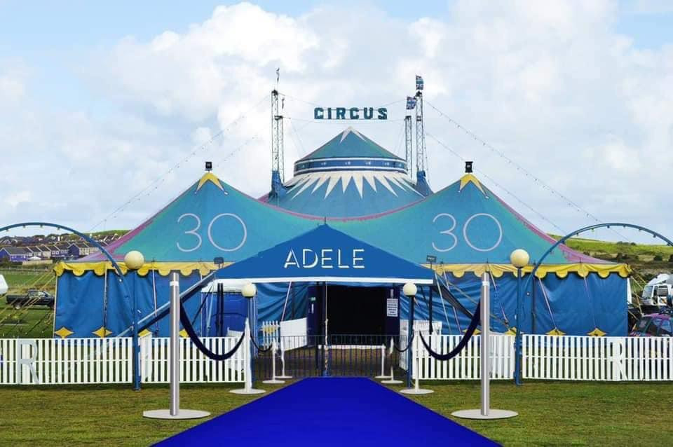 Adele và rạp xiếc 30. (Nguồn: Twitter) Adele và rạp xiếc 30. (Nguồn: Twitter)