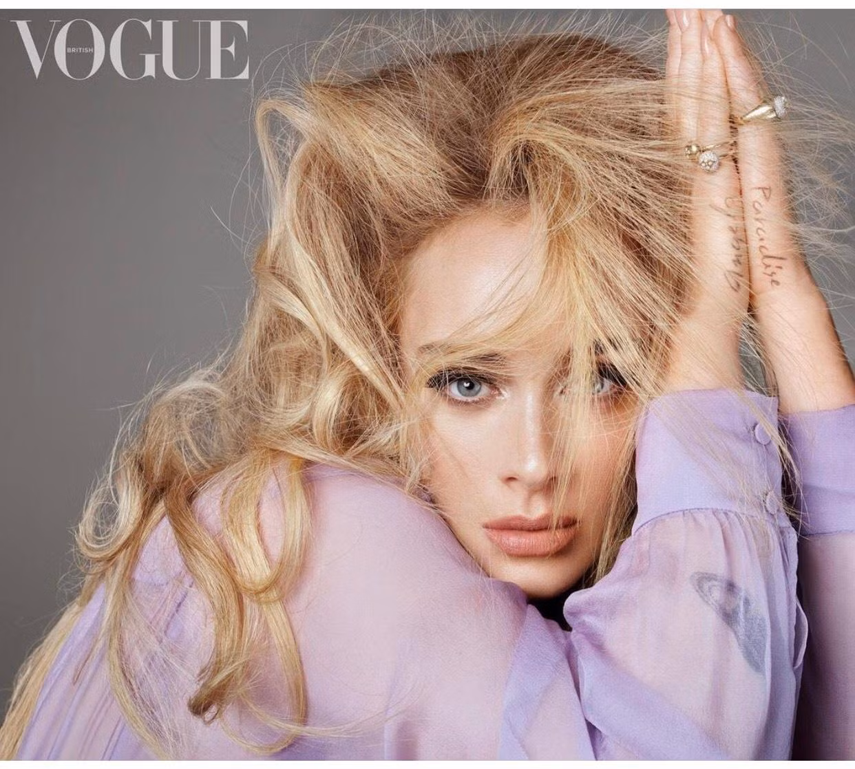 Adele trong sắc tím mộng mơ của N21 và nhẫn Louis Vuitton. Ảnh: British Vogue