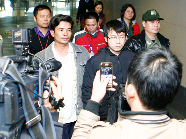 Anh Hùng trong vòng vây báo chí. Ảnh: Hồng Vĩnh