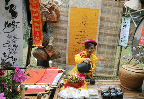 Duyên dáng áo mớ ba mớ bảy của cô hàng nước trong Ngày thơ Việt Nam