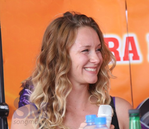 Leah Petersen xinh xắn trước khi biểu diễn trước đám đông khán giả Việt Nam