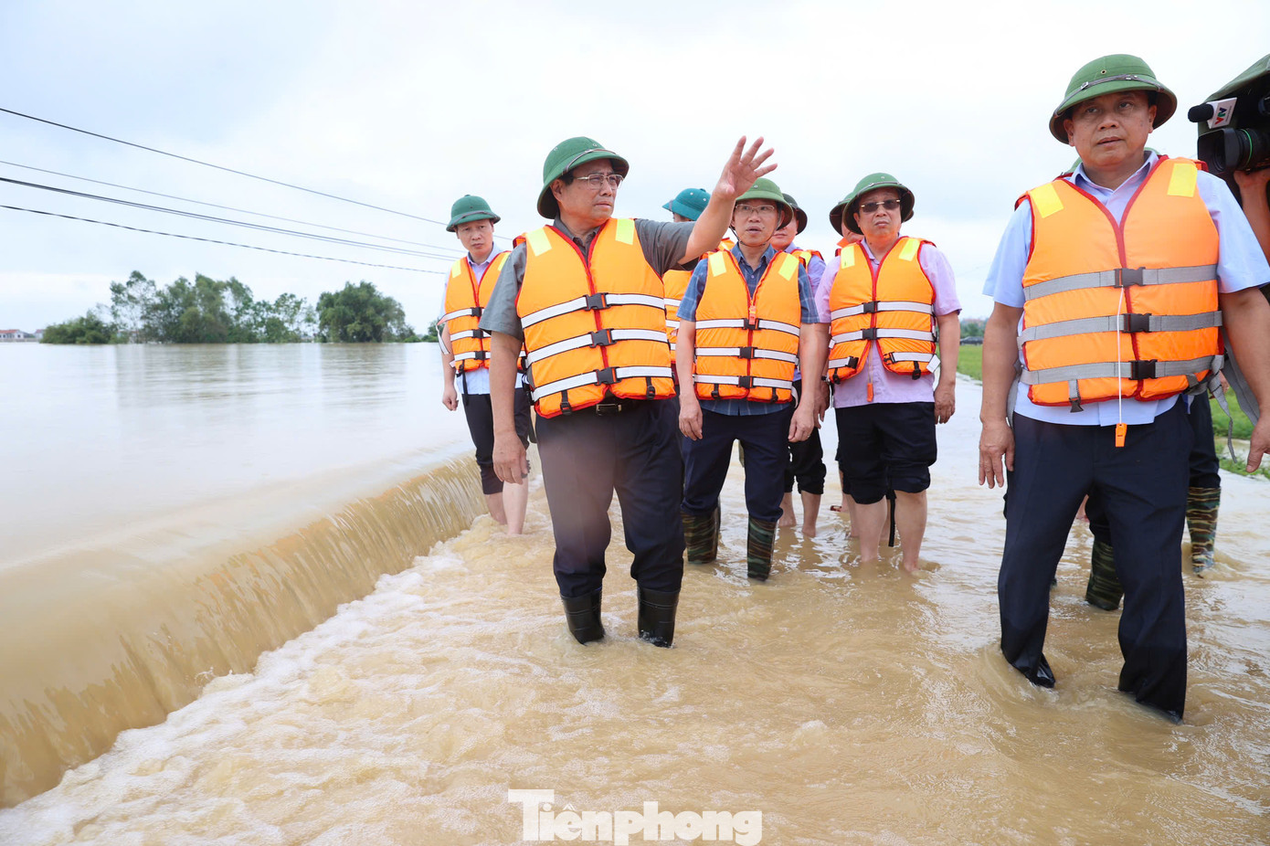 Thị sát tình hình lũ tại khu vực sông Cầu (giáp hai xã Tiên Sơn và xã Vân Hà, thị xã Việt Yên, Bắc Giang), Thủ tướng yêu cầu các cấp ủy, chính quyền, các cơ quan tiếp tục tập trung chỉ đạo, triển khai quyết liệt, kịp thời, hiệu quả công tác ứng phó thiên tai; rà soát kỹ, chủ động sơ tán, di dời dân cư khỏi khu vực mất an toàn, bảo đảm an toàn tính mạng cho người dân. Thị sát tình hình lũ tại khu vực sông Cầu (giáp hai xã Tiên Sơn và xã Vân Hà, thị xã Việt Yên, Bắc Giang), Thủ tướng yêu cầu các cấp ủy, chính quyền, các cơ quan tiếp tục tập trung chỉ đạo, triển khai quyết liệt, kịp thời, hiệu quả công tác ứng phó thiên tai; rà soát kỹ, chủ động sơ tán, di dời dân cư khỏi khu vực mất an toàn, bảo đảm an toàn tính mạng cho người dân.