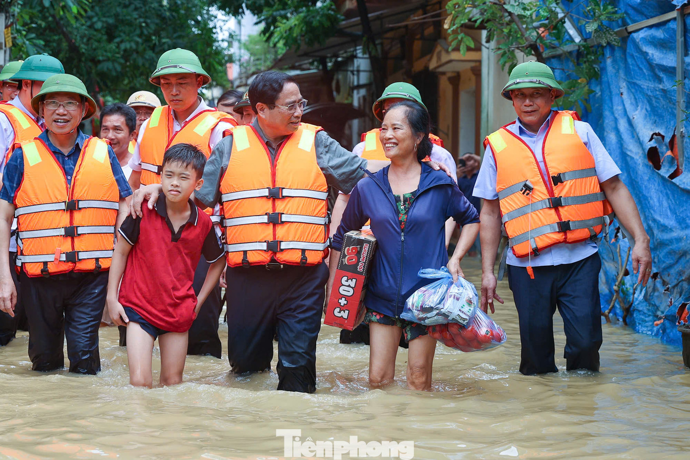 Xã Vân Hà, huyện Việt Yên là xã nằm ven sông Cầu, có 9.000 dân, đang bị chia cắt..Trong ảnh: Thủ tướng động viên người dân Xã Vân Hà,huyện Việt Yên. Xã Vân Hà, huyện Việt Yên là xã nằm ven sông Cầu, có 9.000 dân, đang bị chia cắt..Trong ảnh: Thủ tướng động viên người dân Xã Vân Hà,huyện Việt Yên.