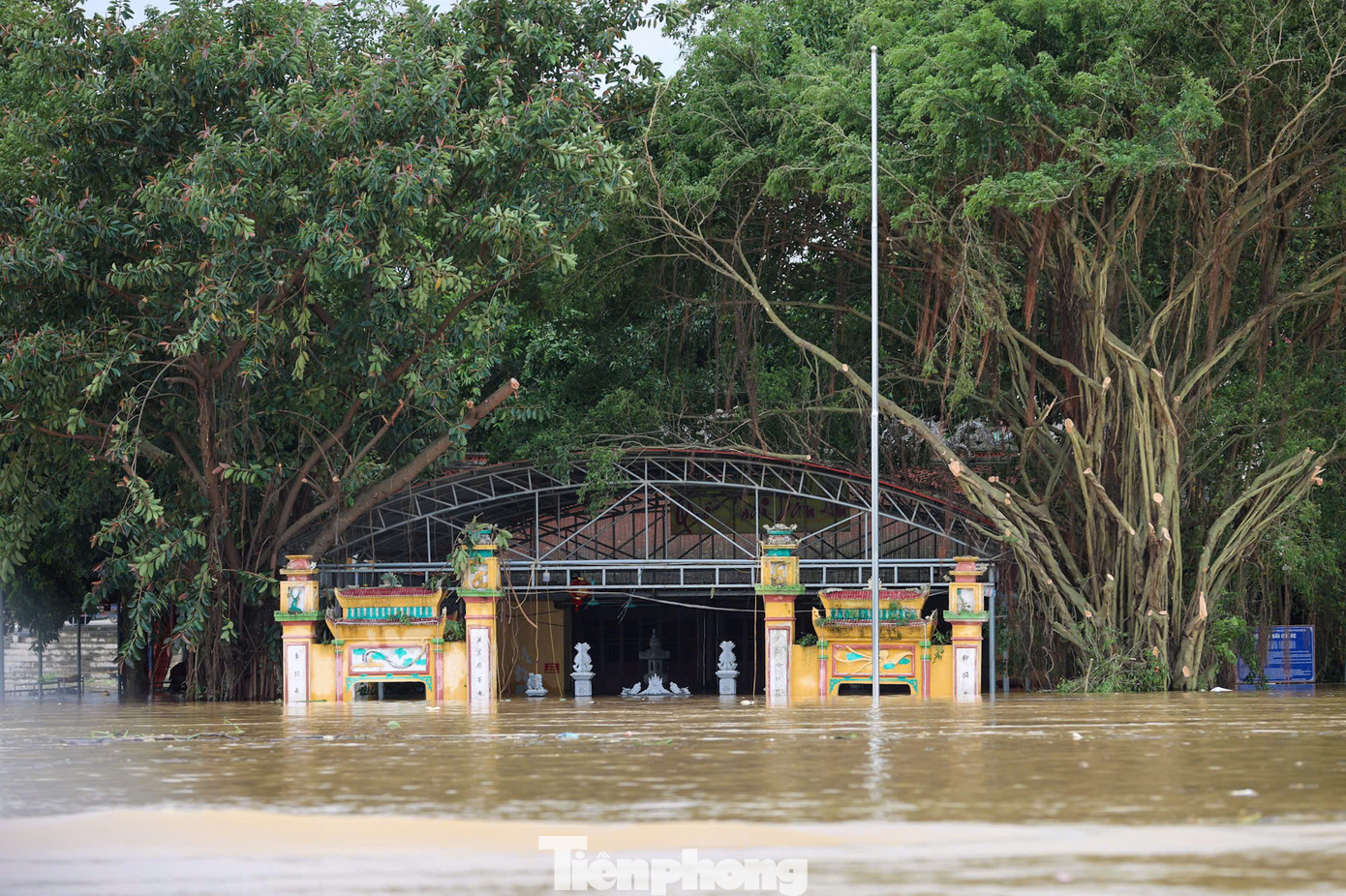 Tại Bắc Giang, lũ từ thượng nguồn đổ về khiến nước dâng cao trên các con sông lớn, nhiều nơi bị ngập lụt, cô lập, chia cắt nghiêm trọng, gây nhiều thiệt hại, ảnh hưởng đến đời sống, sinh hoạt của nhiều gia đình trong tỉnh. Tại Bắc Giang, lũ từ thượng nguồn đổ về khiến nước dâng cao trên các con sông lớn, nhiều nơi bị ngập lụt, cô lập, chia cắt nghiêm trọng, gây nhiều thiệt hại, ảnh hưởng đến đời sống, sinh hoạt của nhiều gia đình trong tỉnh.