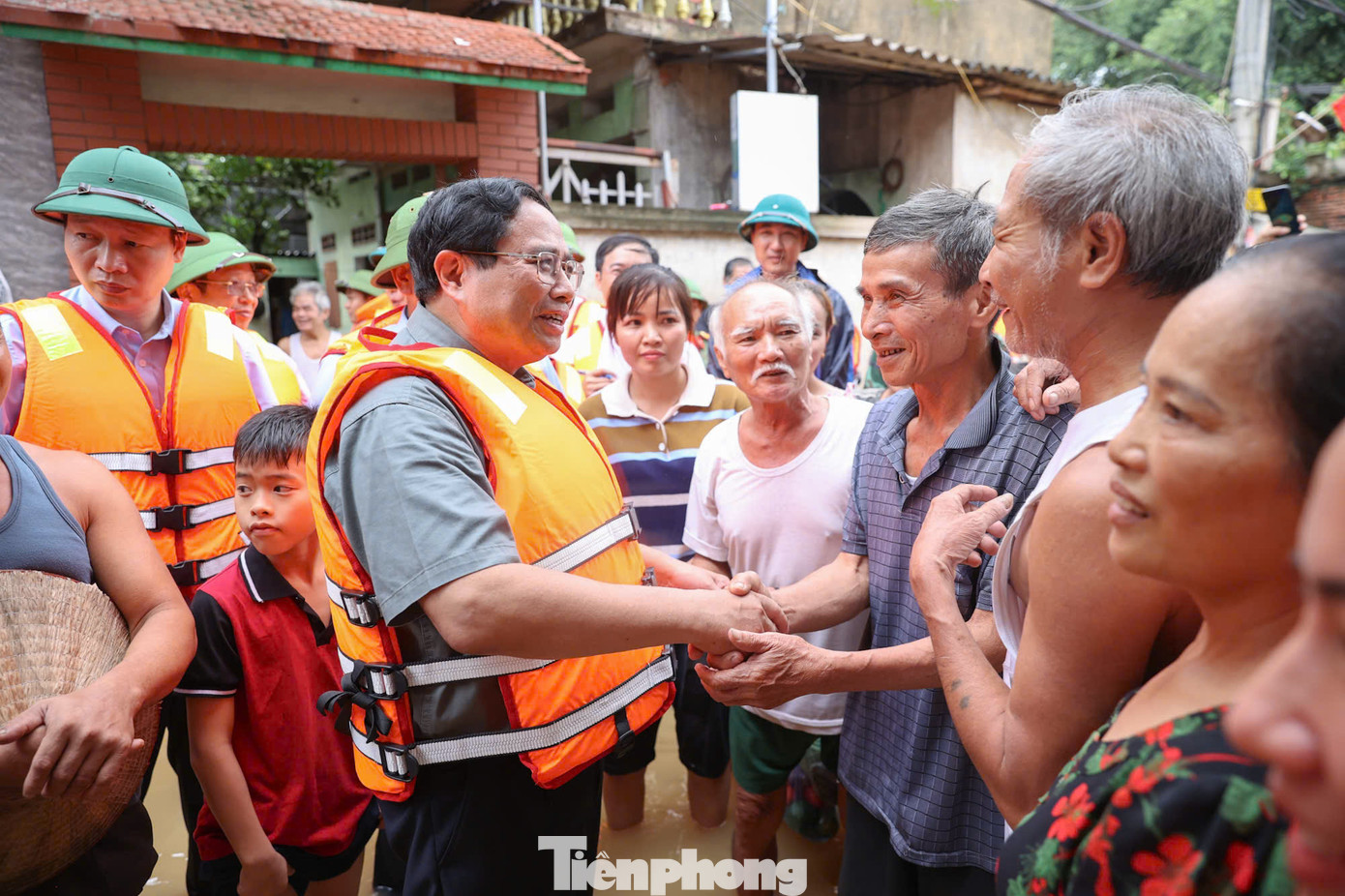 Thủ tướng vào thăm, động viên người dân xã Vân Hà bị nước lũ chia cắt. Thủ tướng vào thăm, động viên người dân xã Vân Hà bị nước lũ chia cắt.
