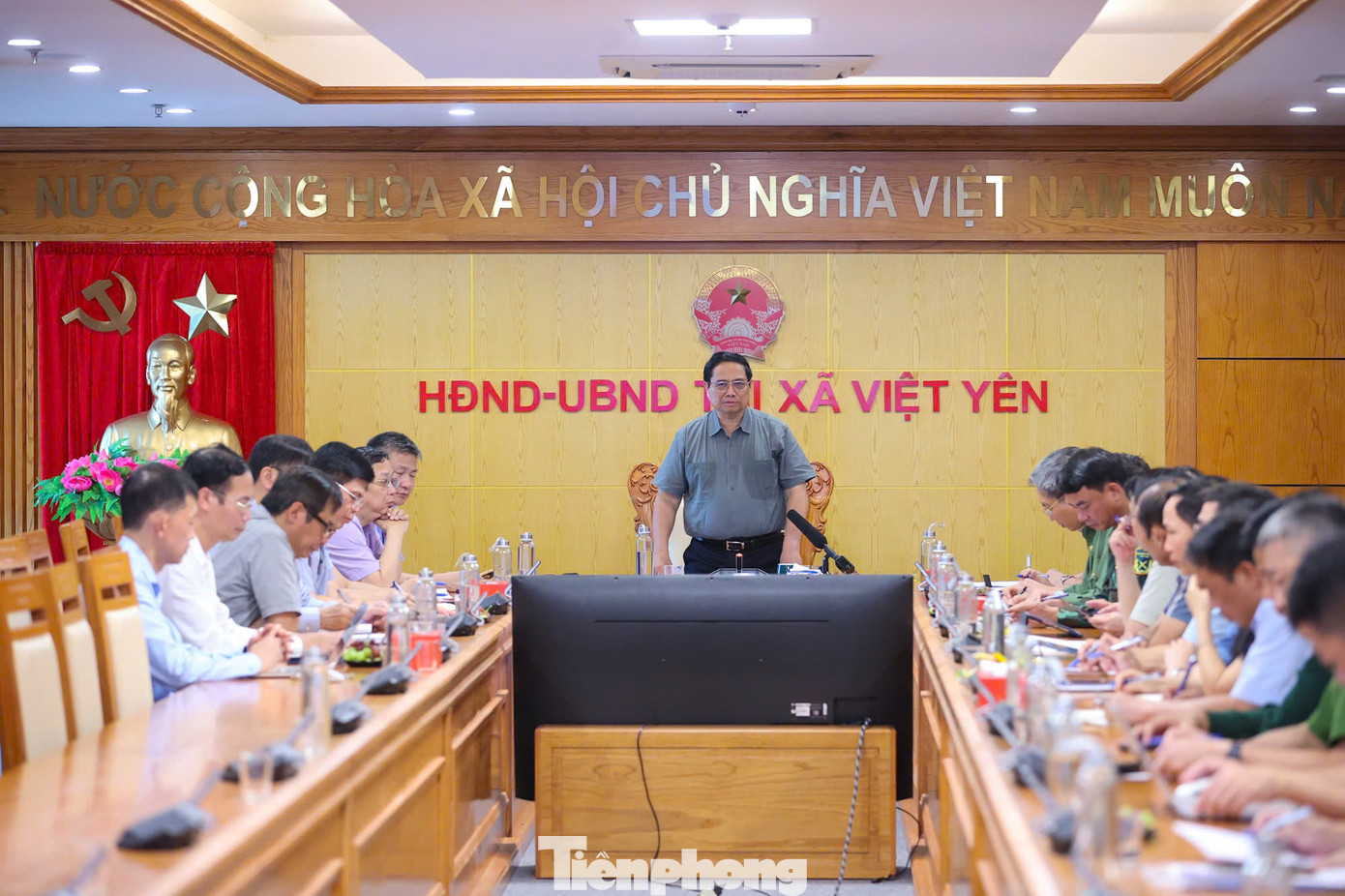 Trước đó, thị sát tình hình lũ tại khu vực sông Cầu (xã Tiên Sơn, thị xã Việt Yên) trước khi lên cano vào xã Vân Hà bị chia cắt, Thủ tướng yêu cầu các tỉnh Bắc Giang huy động cả hệ thống chính trị vào cuộc, các lực lượng ứng trực sẵn sàng đề phòng mọi tình huống bất trắc; theo dõi sát tình hình các hồ chứa nước, tình hình mưa lũ, dự báo vùng ngập để sơ tán, bố trí chỗ ăn ở cho người dân. Trước đó, thị sát tình hình lũ tại khu vực sông Cầu (xã Tiên Sơn, thị xã Việt Yên) trước khi lên cano vào xã Vân Hà bị chia cắt, Thủ tướng yêu cầu các tỉnh Bắc Giang huy động cả hệ thống chính trị vào cuộc, các lực lượng ứng trực sẵn sàng đề phòng mọi tình huống bất trắc; theo dõi sát tình hình các hồ chứa nước, tình hình mưa lũ, dự báo vùng ngập để sơ tán, bố trí chỗ ăn ở cho người dân.