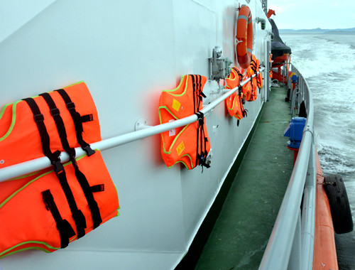 Bên mạn tàu trang bị áo phao, phao tròn cứu sinh