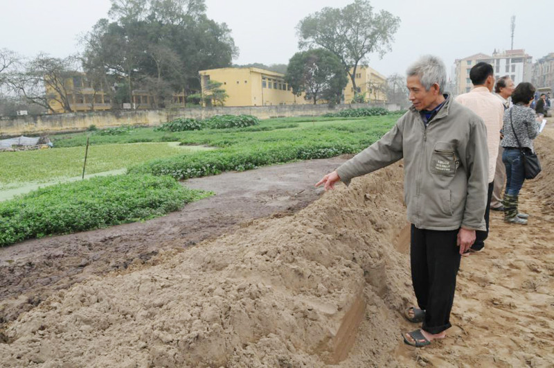 Ông Đỗ Phức Hưng cho rằng bốn ngôi mộ còn thất lạc của gia đình ông nằm dưới khu vực bị cát san lấp. Ảnh: Tuấn Nguyễn
