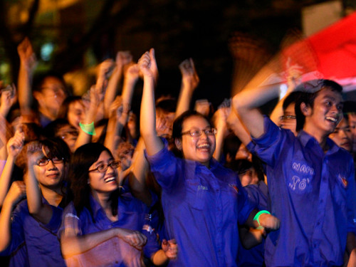 Khán giả góp phần tạo nên không khí sôi động bằng những màn cổ vũ nhiệt tình