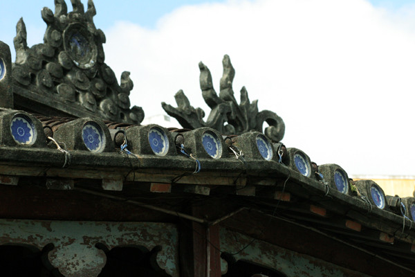 Gốm xanh gắn trang trí trên phần mái