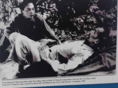 Trên đường đi Chiến dịch biên giới (1950) Đại tướng tổng tư lệnh Võ nguyên Giáp thăm hỏi sức khỏe Bác Hồ