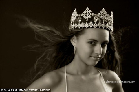 Người đẹp Torika Watters không chịu trả lại vương miện sau khi bị ban tổ chức cuộc thi Miss Fiji đòi tước danh hiệu vì quá trẻ. Người đẹp Torika Watters không chịu trả lại vương miện sau khi bị ban tổ chức cuộc thi Miss Fiji đòi tước danh hiệu vì quá trẻ