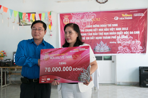  Nhà báo Lê Xuân Sơn, Tổng biên tập báo Tiền Phong, Trưởng BTC cuộc thi trao quà cho bà Nguyễn Thị Hiền – Chủ tịch Hội Bảo trợ nạn nhân chất độc da cam/dioxin Đà Nẵng, 