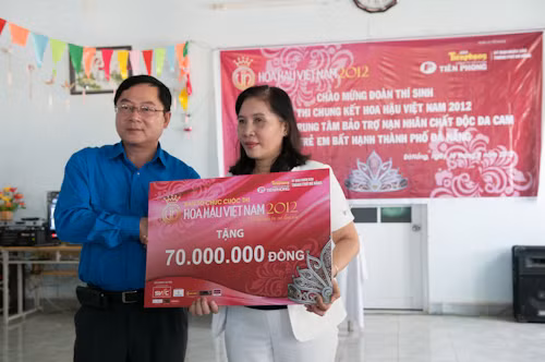  Nhà báo Lê Xuân Sơn, Tổng biên tập báo Tiền Phong, Trưởng BTC cuộc thi trao quà cho bà Nguyễn Thị Hiền – Chủ tịch Hội Bảo trợ nạn nhân chất độc da cam/dioxin Đà Nẵng, 