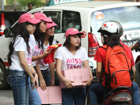 12 cô gái của cuộc thi Ngôi sao tuổi Teen chia làm 3 nhóm xuống đường mời chào khách mua áo. Thử thách hoạt động vì cộng đồng này đòi hỏi các cô gái phải vận dụng kinh nghiệm sống để bán hàng và rèn luyện sức khỏe tốt để đi bộ dưới cái nắng Sài Gòn