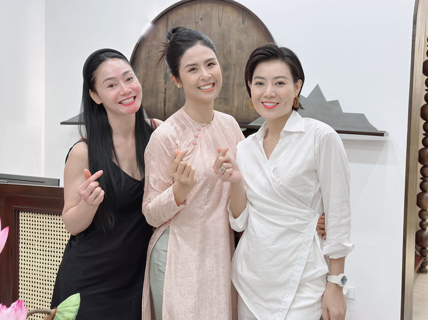 Phương Oanh và mẹ chồng đi thử áo dài cho lễ ăn hỏi.