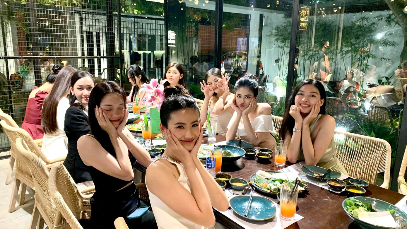 Người đẹp nổi bật ở chốn đông người nhờ khuôn miệng rộng và nụ cười tươi tắn. Cô có gương mặt nhỏ, góc cạnh, được đánh giá có nhiều nét giống người mẫu Lê Thúy.