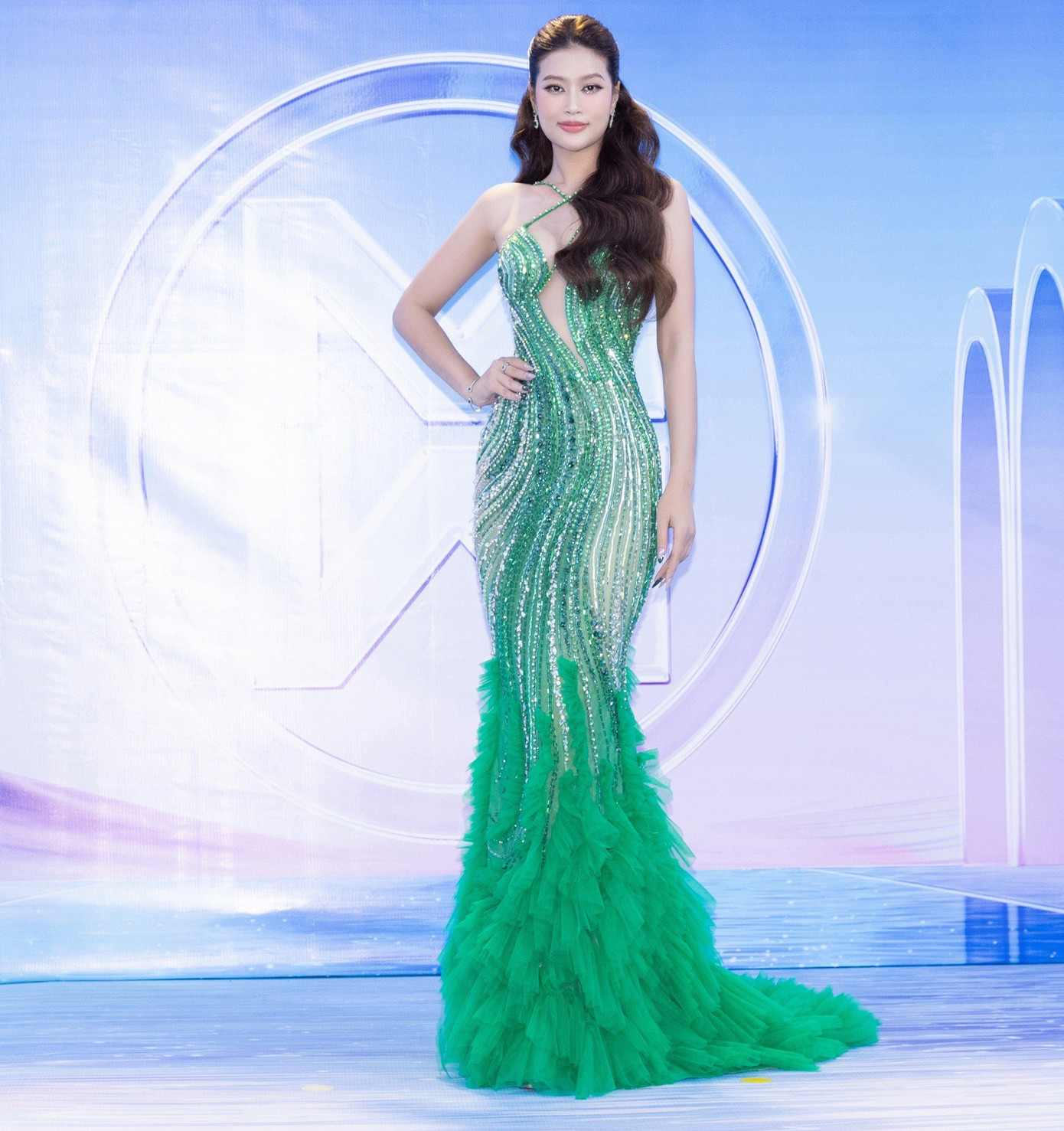 Hoa hậu Đoàn Thiên Ân diện váy xanh kiểu dáng đuôi cá, xẻ vòng 1 quyến rũ.
