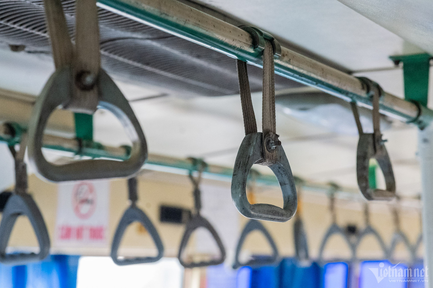 Nhiều chi tiết như đèn, tay cầm, nội thất… trên xe được lắp đặt thiếu đảm bảo và nhếch nhác. Bên trong không có hệ thống loa báo tên trạm dừng sắp đến, gây khó khăn cho hành khách.