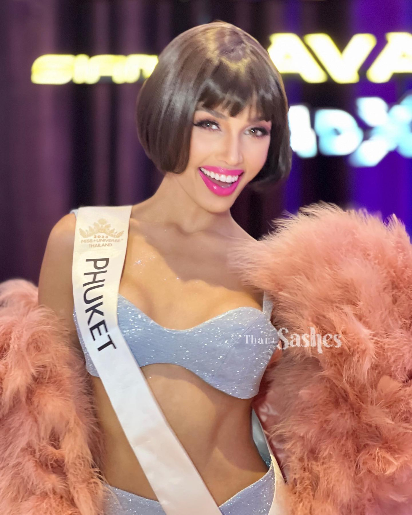 Veena Praveenar Singh (Á hậu 1 Hoa hậu Hoàn vũ Thái Lan 2020) cũng nhận được nhiều lời khen ngợi với bộ váy ánh bạc. Người đẹp đội tóc giả và sử dụng phụ kiện là chiếc khăn choàng màu hồng ngọt ngào. Trở lại với Hoa hậu Hoàn vũ Thái Lan 2023, Veena Praveenar Singh được đánh giá ngày càng hoàn thiện cả về sắc vóc và kỹ năng trình diễn. Cô đang được đánh giá là ứng viên sáng giá nhất cho vương miện.