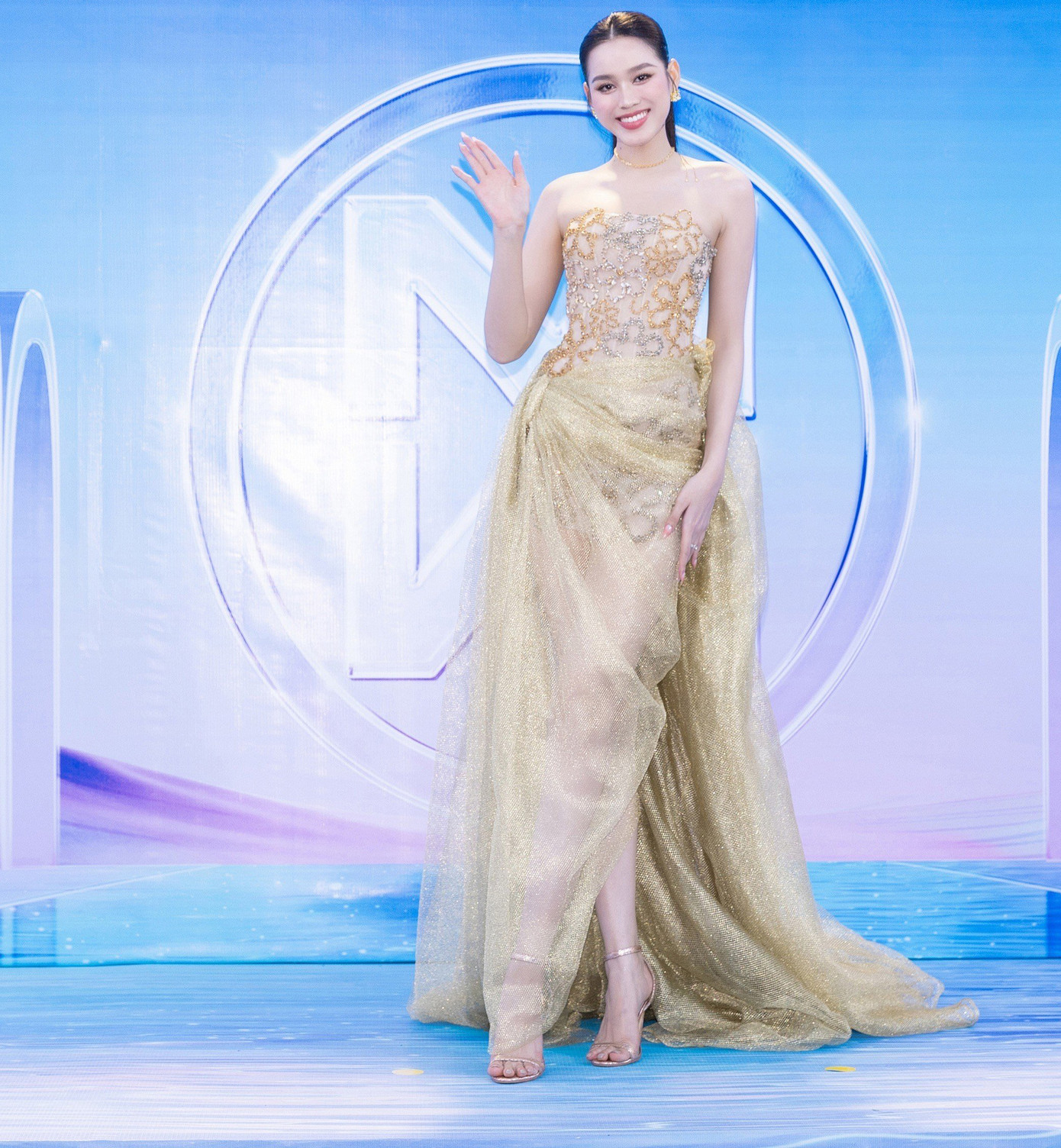 Hoa hậu Đỗ Thị Hà diện váy tông màu vàng gold sang trọng, quyến rũ.