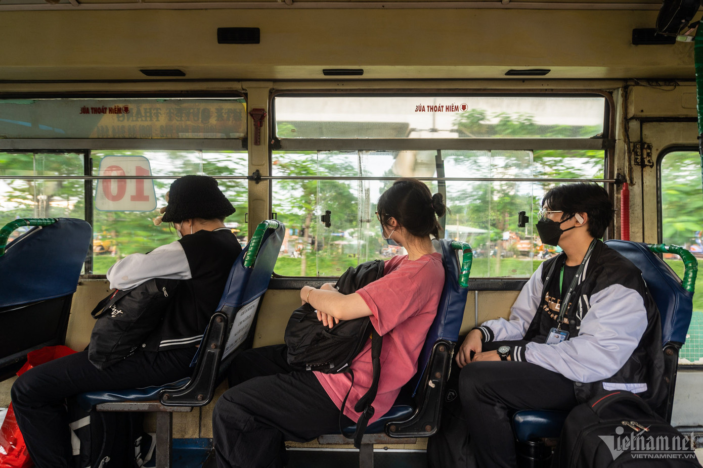 "Mỗi ngày, chiếc xe buýt này chạy 7 lượt từ 5h sáng đến 7h tối, tôi phải tranh thủ 20 phút nghỉ để quét dọn, vệ sinh sạch sẽ trước mỗi hành trình", người phụ xe chia sẻ. Đa phần hành khách sử dụng phương tiện vận tải công cộng là sinh viên và những người lớn tuổi đi khám bệnh tại Bệnh viện Ung bướu (cơ sở 2).