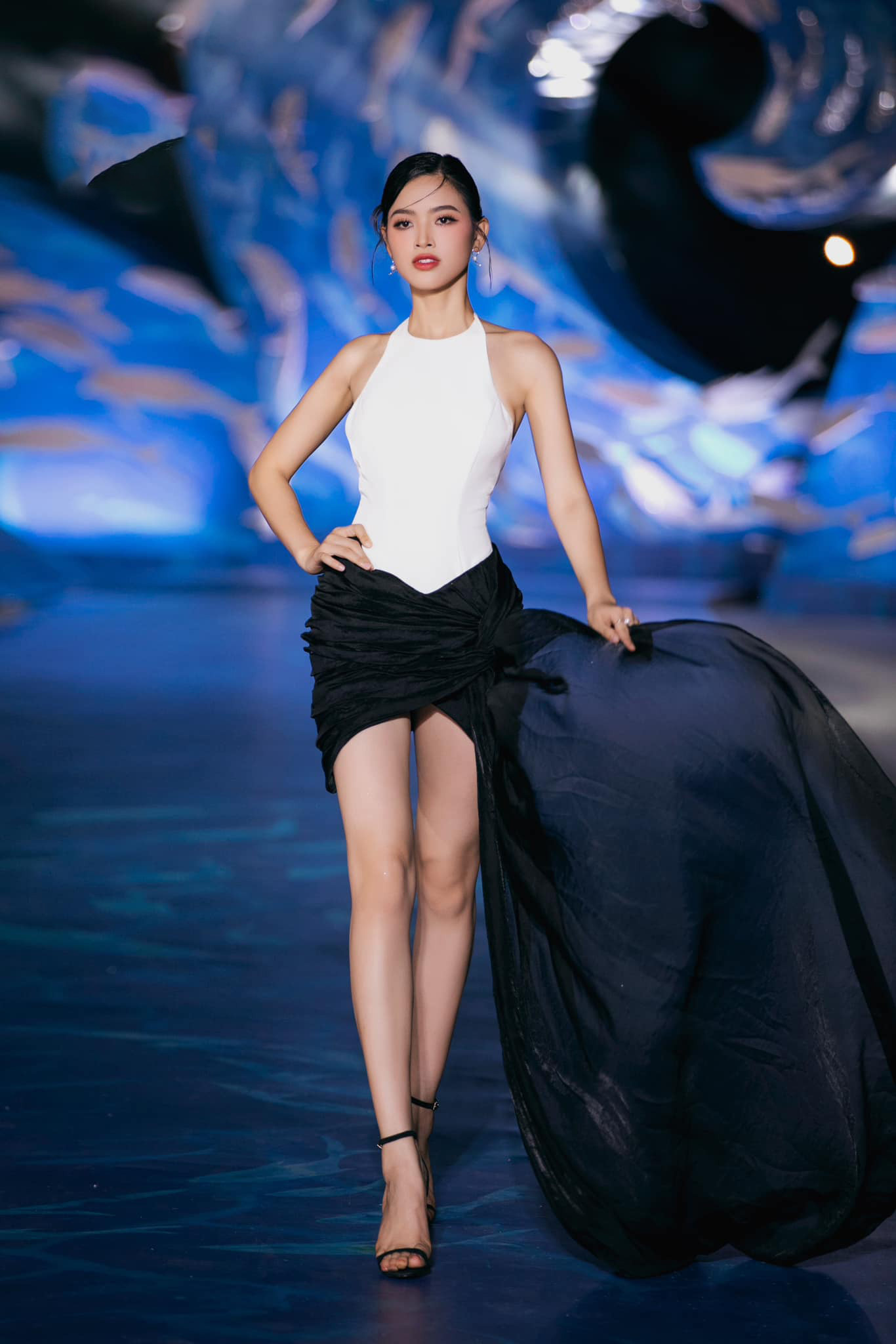 Thoa Thương được nhận xét có gương mặt sáng, kỹ năng trình diễn tốt và giành nhiều thành tích ở các giải phụ. Cô thắng giải Người đẹp Áo dài, vào top 16 Người đẹp Nhân ái, top 10 Người đẹp Du lịch.