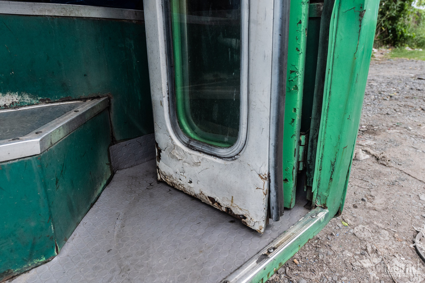 Nhìn từ bên ngoài, chiếc xe có màu đặc trưng trắng - xanh theo thời gian đã tróc vẩy lộ ra lớp sắt gỉ. Cánh cửa bong tróc, các góc có dấu hiệu nứt vỡ, khó khăn trong việc đóng mở.