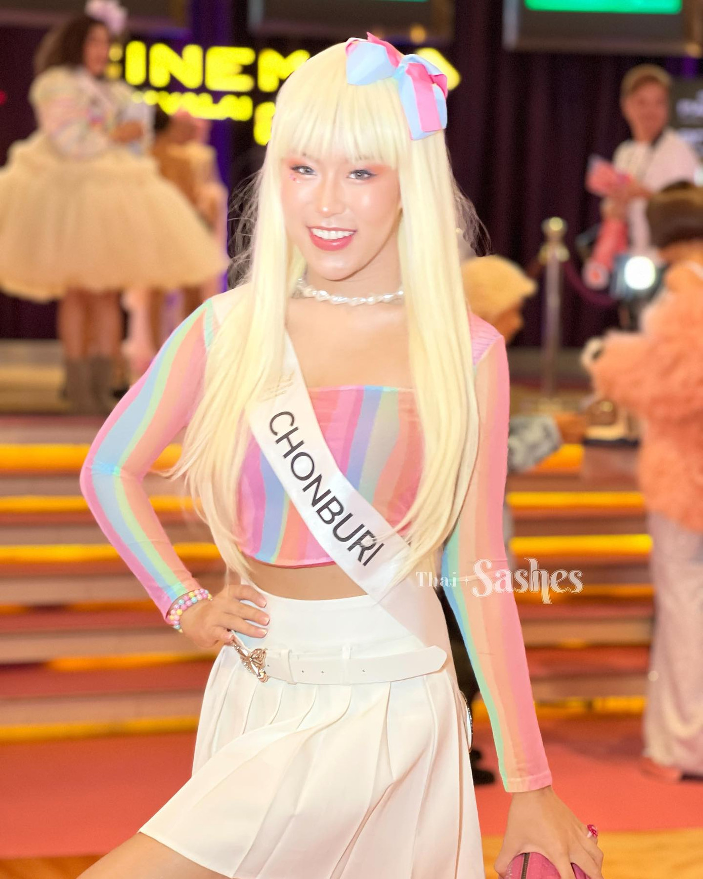 Một số trang phục có kiểu dáng rườm rà, màu sắc sến súa khiến thí sinh không nhận được sự đánh giá cao từ công chúng.