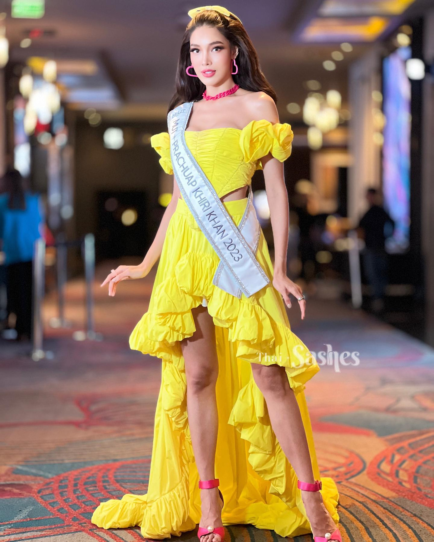 Dàn người đẹp lựa chọn cho mình những bộ váy áo với màu sắc rực rỡ cùng nhiều phụ kiện tông màu nổi. Cuộc thi năm nay có sự tham gia của hơn 50 thí sinh. Họ đều được đánh giá có sự đầu tư chỉn chu, chuyên nghiệp.