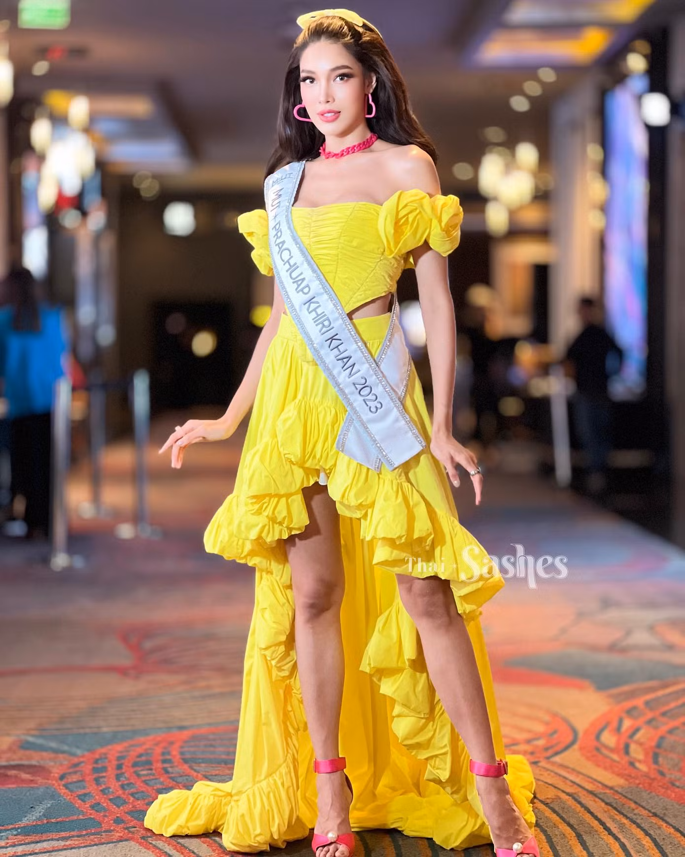 Dàn người đẹp lựa chọn cho mình những bộ váy áo với màu sắc rực rỡ cùng nhiều phụ kiện tông màu nổi. Cuộc thi năm nay có sự tham gia của hơn 50 thí sinh. Họ đều được đánh giá có sự đầu tư chỉn chu, chuyên nghiệp.