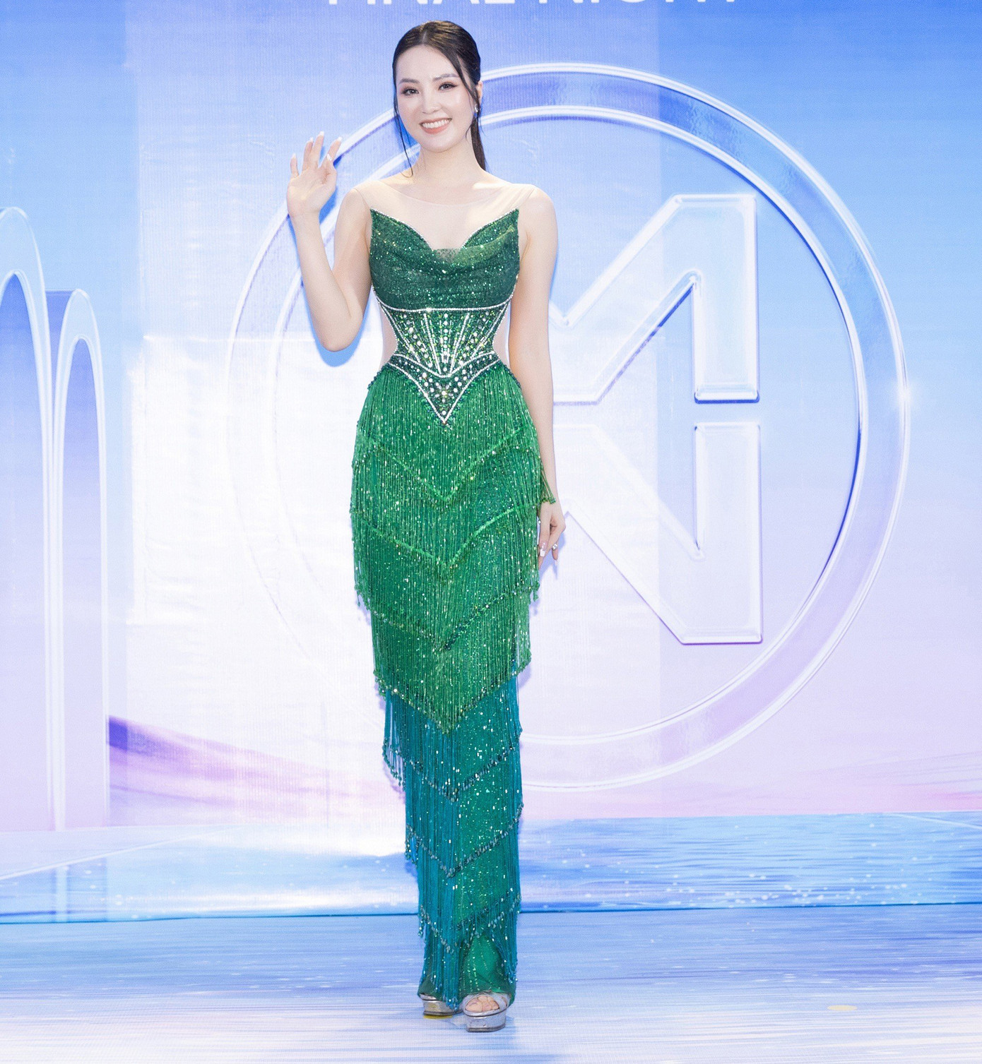 Á hậu Thụy Vân diện váy xanh cúp ngực. Cô là MC của đêm chung kết Hoa hậu Thế giới Việt Nam 2023.