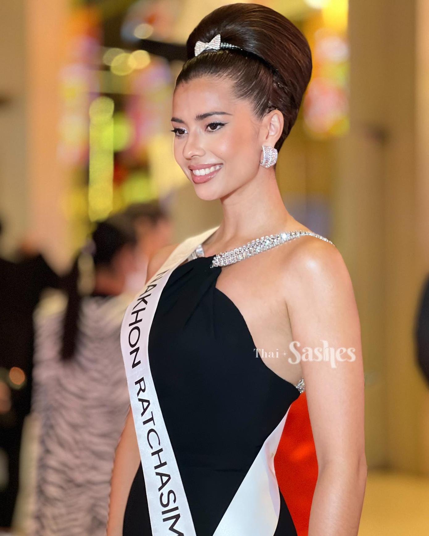 Thí sinh Anntonia Porsild (Hoa hậu Siêu quốc gia 2019) được đánh giá cao với bộ váy màu đen kiểu dáng đuôi cá, kết hợp phụ kiện trang nhã. Vẻ ngoài của cô vừa thanh lịch, vừa đúng chủ đề. Anntonia Porsild sinh năm 1997, mang hai dòng máu Đan Mạch - Thái Lan với chiều cao 1,73 m và thân hình nóng bỏng. Cô đang được đánh giá là ứng viên sáng giá nhất của cuộc thi năm nay sau vòng thi phỏng vấn.