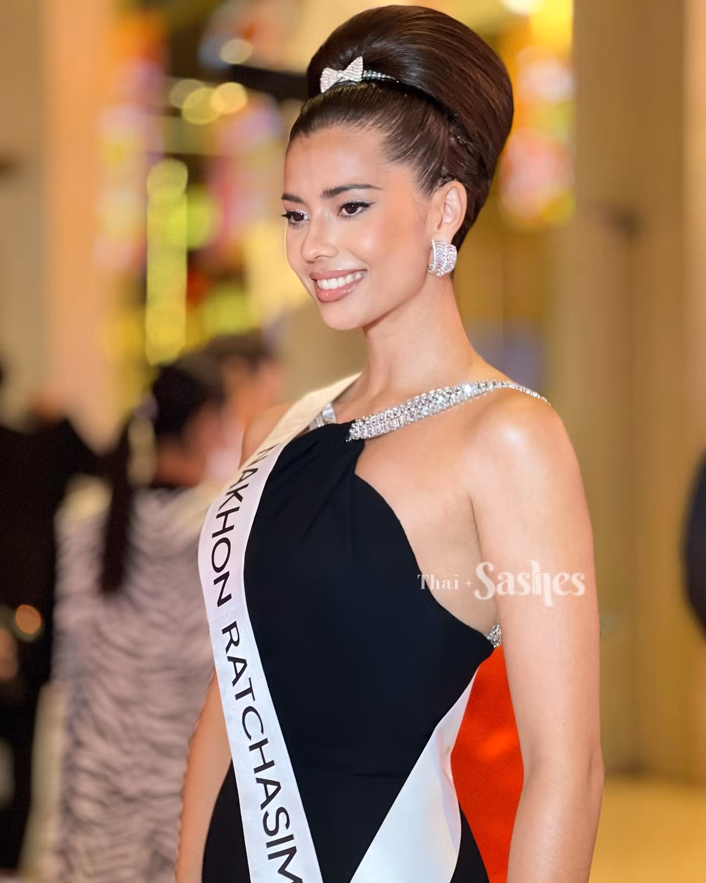 Thí sinh Anntonia Porsild (Hoa hậu Siêu quốc gia 2019) được đánh giá cao với bộ váy màu đen kiểu dáng đuôi cá, kết hợp phụ kiện trang nhã. Vẻ ngoài của cô vừa thanh lịch, vừa đúng chủ đề. Anntonia Porsild sinh năm 1997, mang hai dòng máu Đan Mạch - Thái Lan với chiều cao 1,73 m và thân hình nóng bỏng. Cô đang được đánh giá là ứng viên sáng giá nhất của cuộc thi năm nay sau vòng thi phỏng vấn.