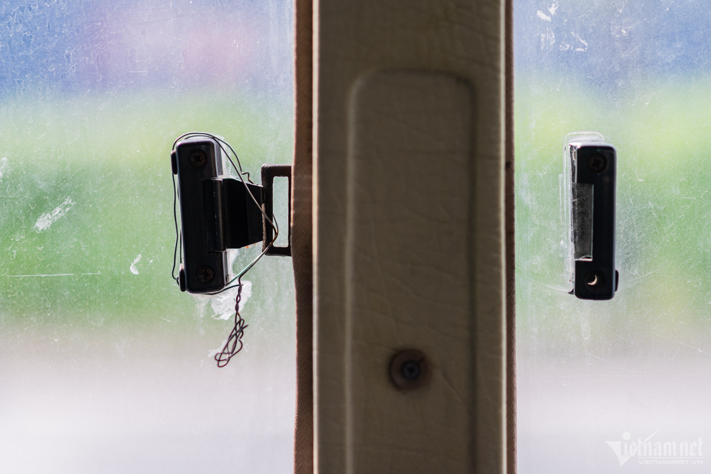 Đa phần các tay kéo cửa sổ của chiếc xe này đều bị gãy và được cố định lại bằng dây móc sắt.