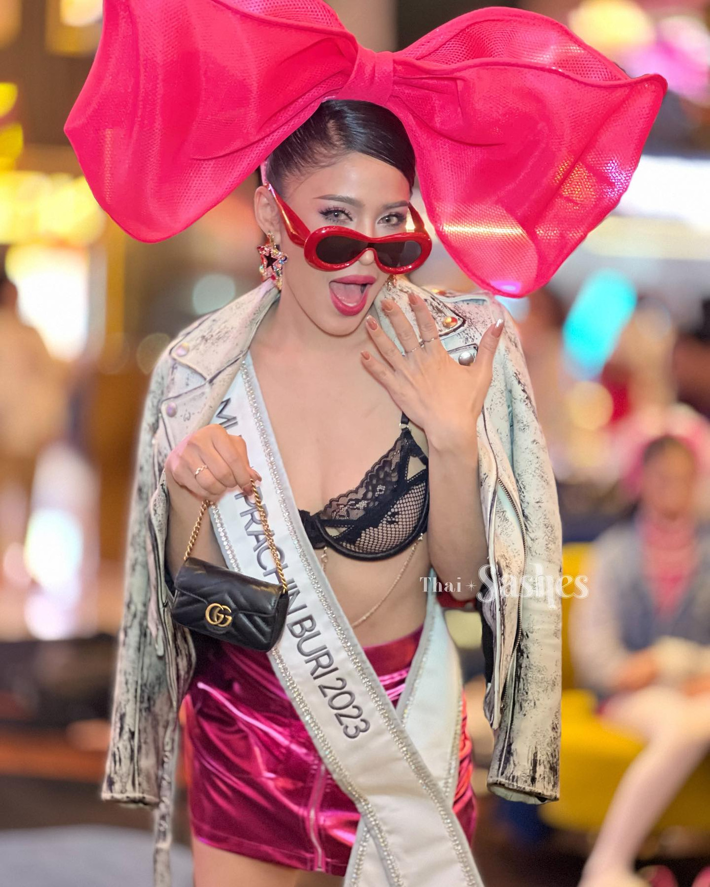 Trong khi nhiều thí sinh chọn váy áo thanh lịch, một số thí sinh gây chú ý với trang phục khoe nội y, phụ kiện màu nổi có kích cỡ lớn.