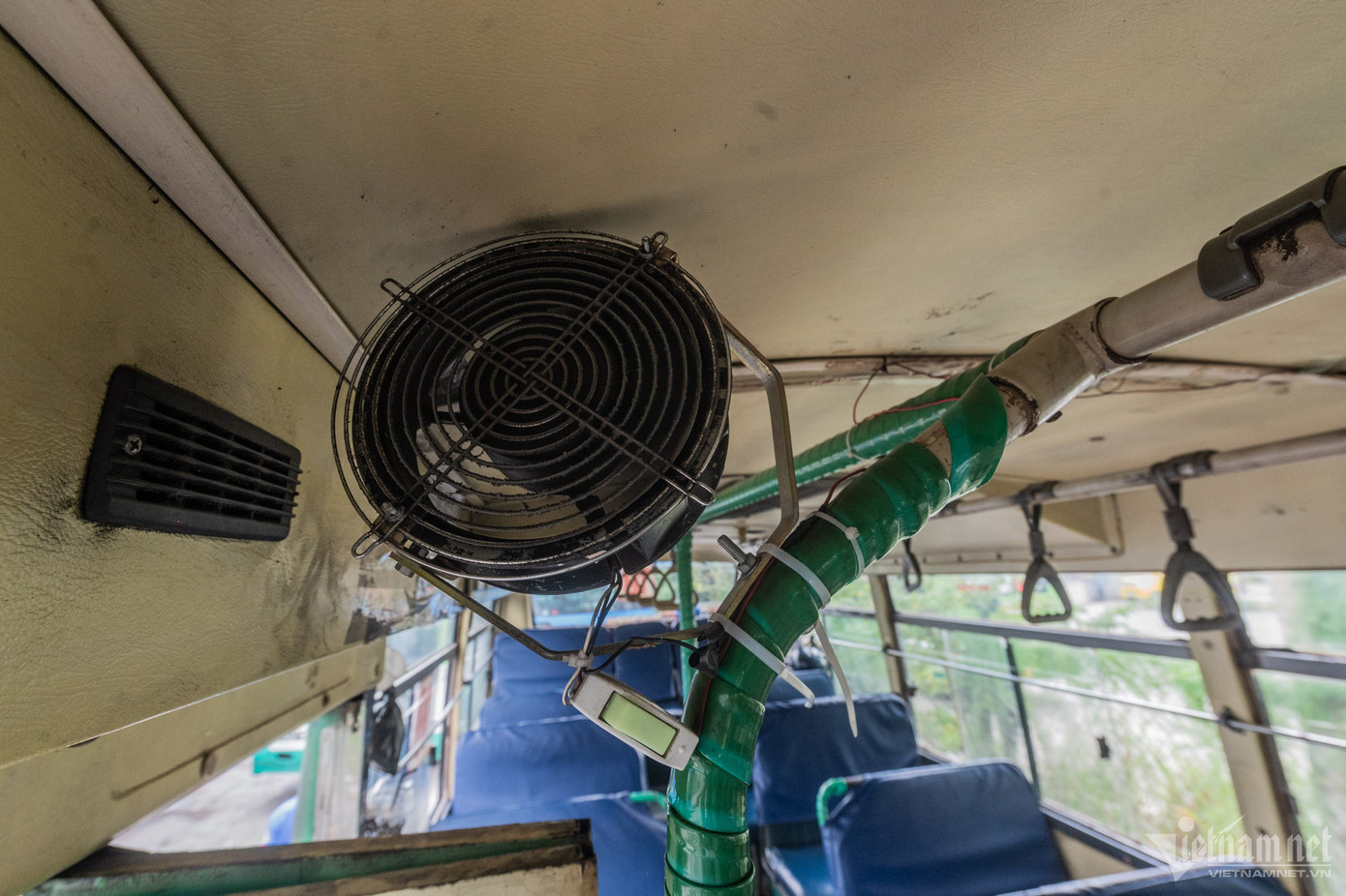 Nhiều chi tiết như đèn, tay cầm, nội thất… trên xe được lắp đặt thiếu đảm bảo và nhếch nhác. Bên trong không có hệ thống loa báo tên trạm dừng sắp đến, gây khó khăn cho hành khách.