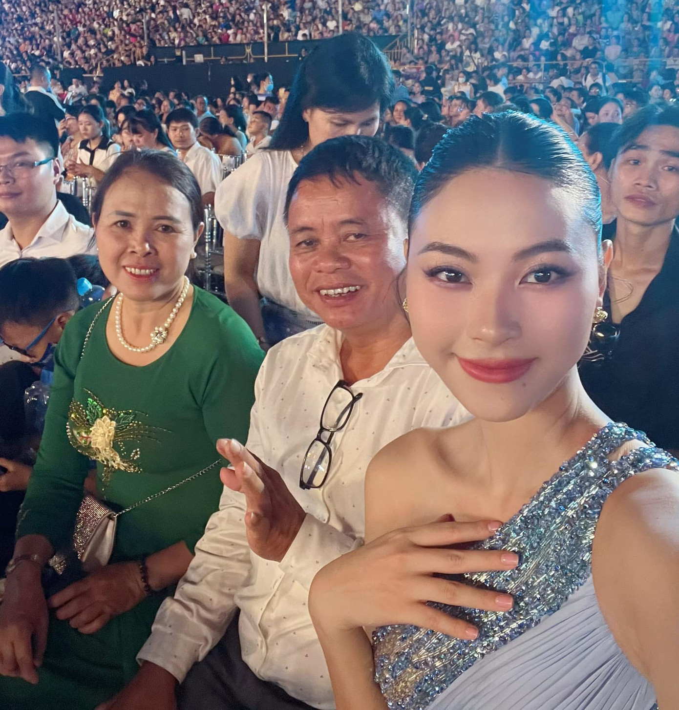 Đào Thị Hà và bố mẹ tới cổ vũ em gái Đào Thị Hiền trong đêm chung kết.