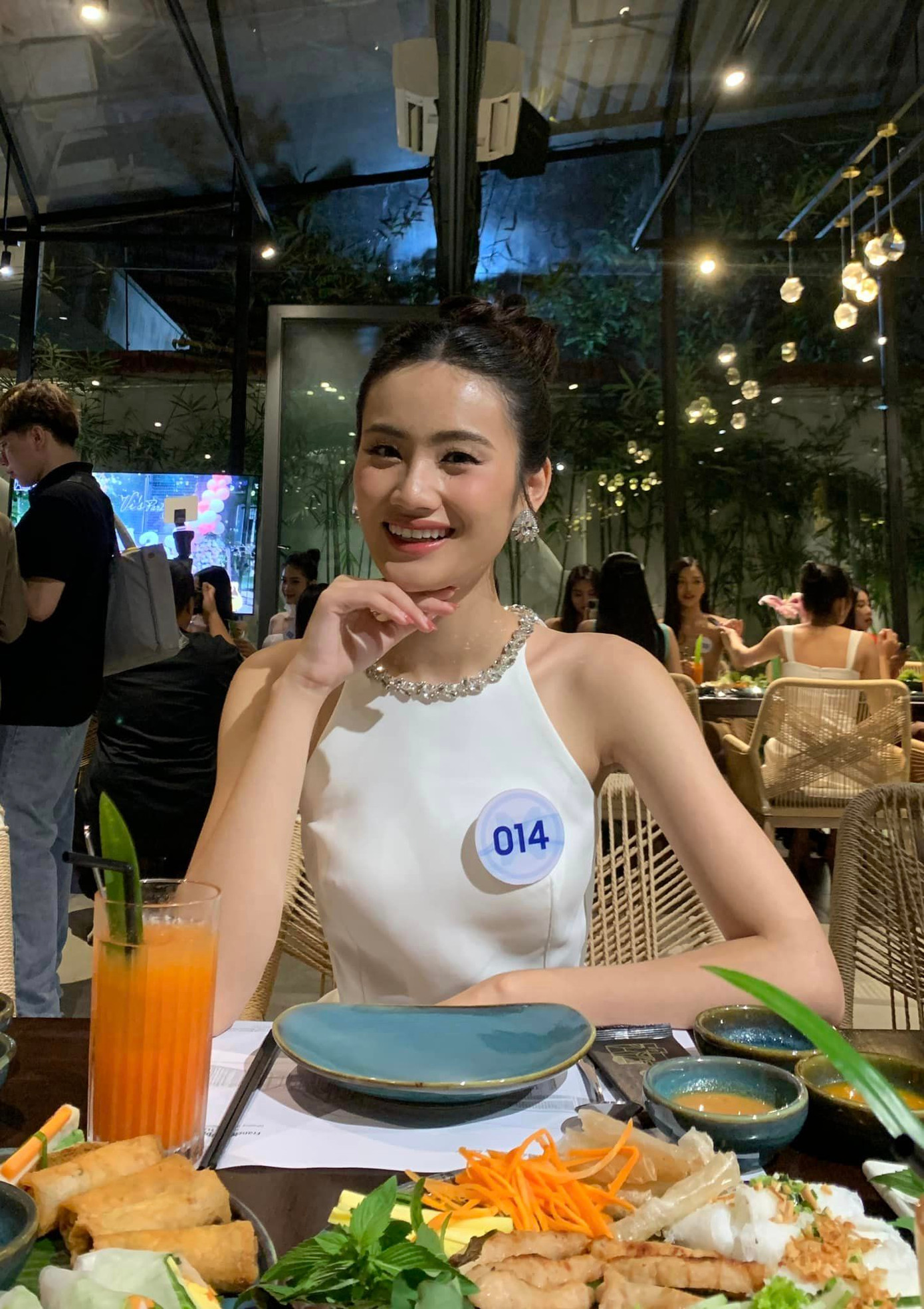 Người đẹp nổi bật ở chốn đông người nhờ khuôn miệng rộng và nụ cười tươi tắn. Cô có gương mặt nhỏ, góc cạnh, được đánh giá có nhiều nét giống người mẫu Lê Thúy.