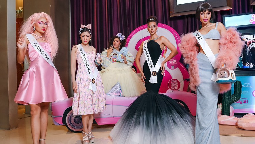 Hôm 19/7, dàn thí sinh Hoa hậu Hoàn vũ Thái Lan 2023 xuất hiện tại một sự kiện ở trung tâm thương mại. Các người đẹp được yêu cầu mặc trang phục theo phong cách búp bê Barbie sặc sỡ, dễ thương.