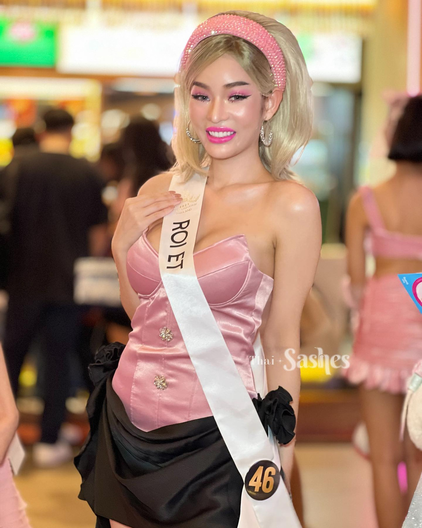 Một số trang phục có kiểu dáng rườm rà, màu sắc sến súa khiến thí sinh không nhận được sự đánh giá cao từ công chúng.