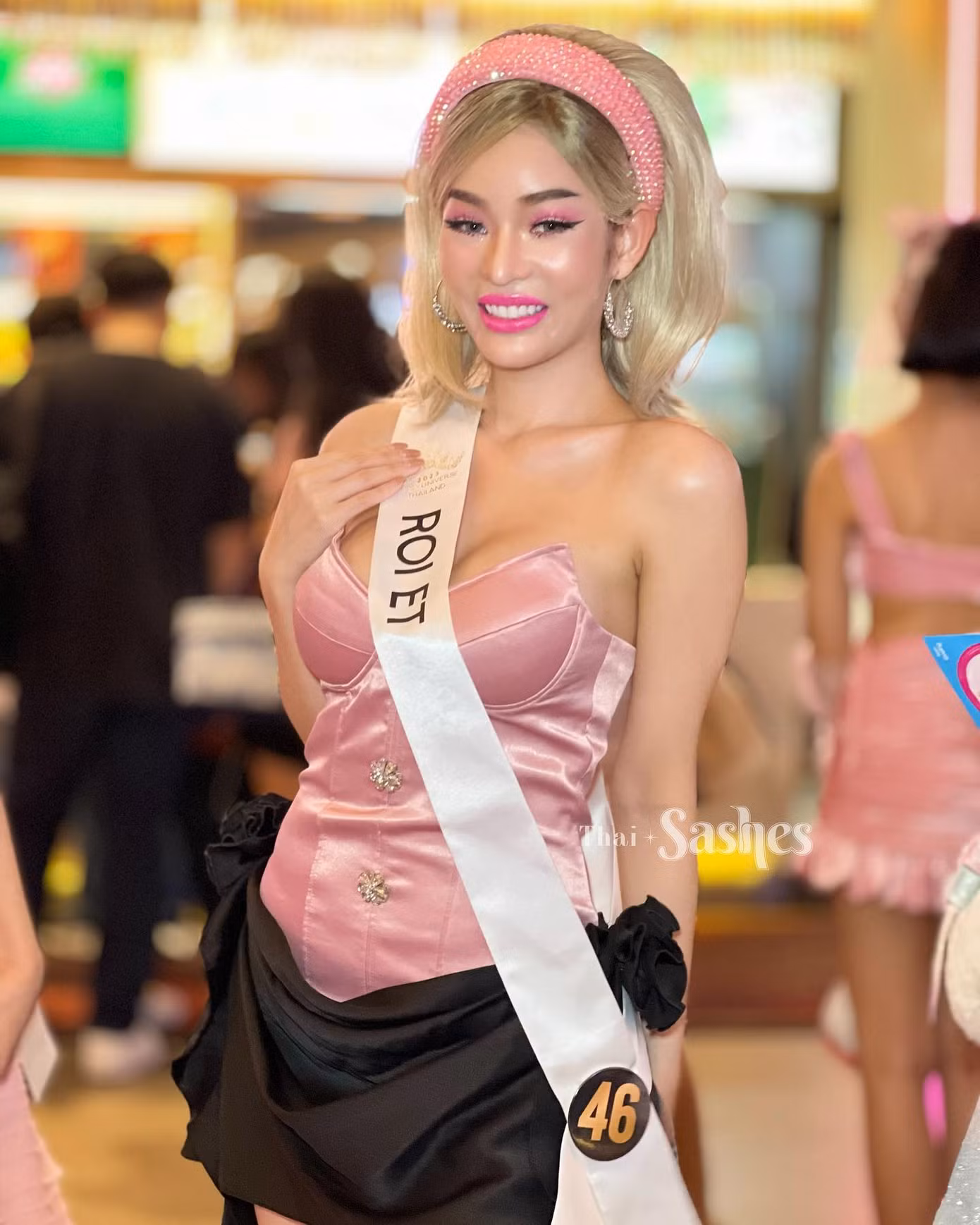 Một số trang phục có kiểu dáng rườm rà, màu sắc sến súa khiến thí sinh không nhận được sự đánh giá cao từ công chúng.