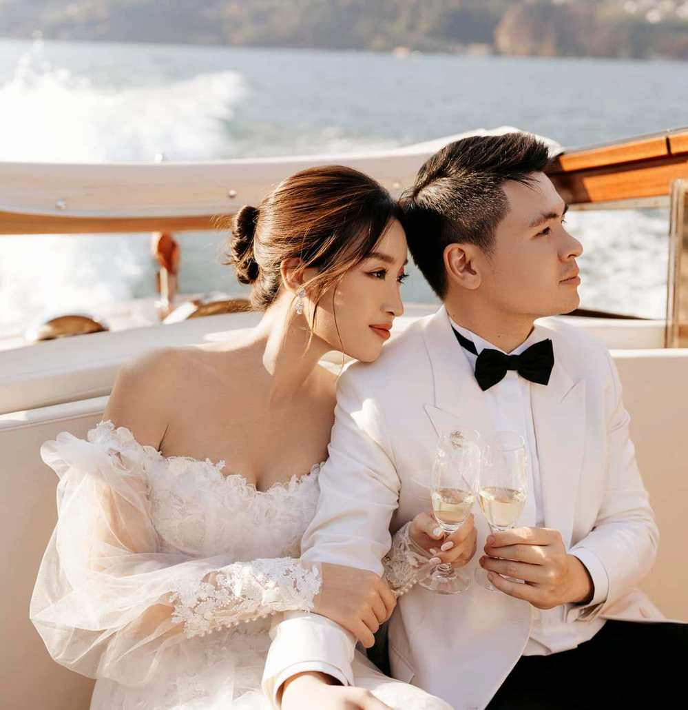 Vợ chồng Đỗ Mỹ Linh chào đón con gái đầu lòng.