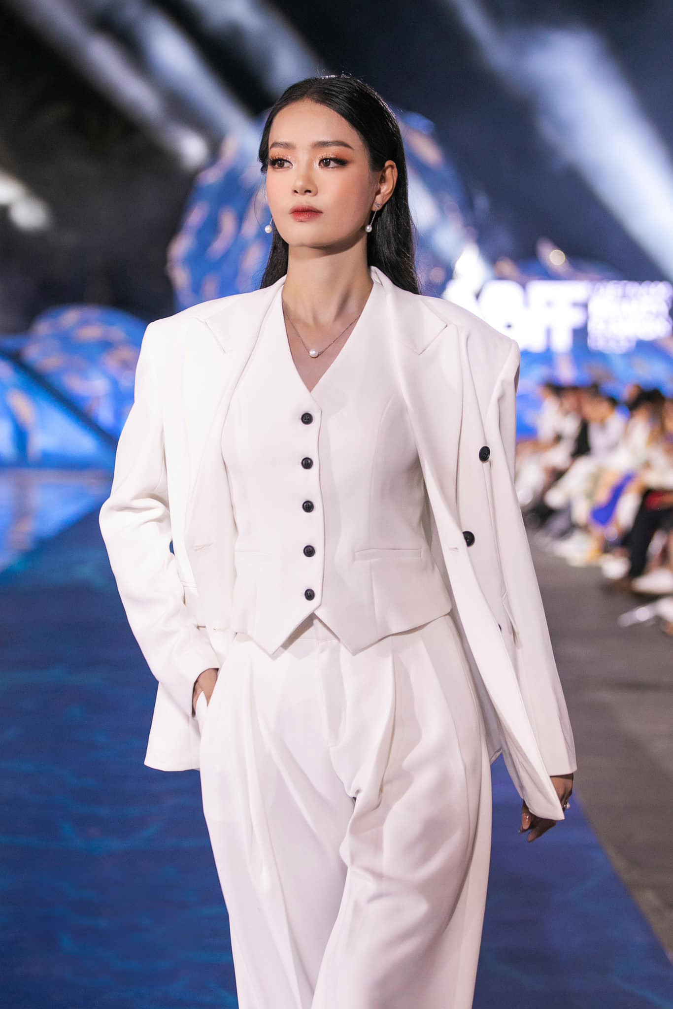 Bùi Khánh Linh từng vào top 10 Hoa hậu Thế giới Việt Nam 2022. Cô trở lại cuộc thi nhan sắc năm nay với mong muốn đoạt vương miện. Với kinh nghiệm thi sắc đẹp, người đẹp sinh năm 2002 có nhiều màn trình diễn ấn tượng trong quá trình tham gia cuộc thi. Tuy nhiên, cô chỉ dừng chân ở top 5 khiến nhiều người tiếc nuối.